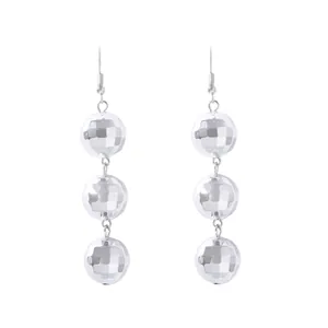 Boucles d'oreilles boules disco argentées avec des perles géométriques facettées