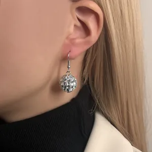 Boucles d'oreilles boule disco argentées pour femmes avec facettes miroir réfléchissantes