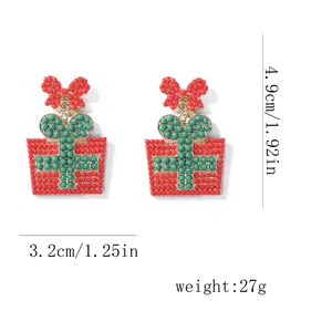 Detalle de pendientes de caja de regalo de Navidad con cuentas y medida de 4,9cm altura