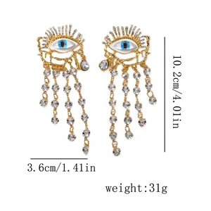 Λεπτομερής προβολή σκουλαρικιών evil eye με διαστάσεις 10,2 cm επί 3,6 cm