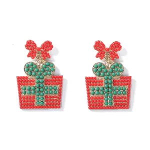 Pendientes de caja de regalo de Navidad con cuentas rojas y verdes y cristales