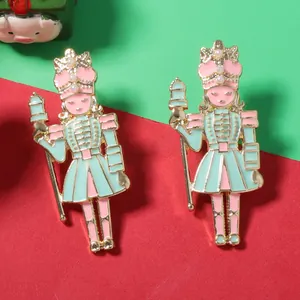 Weihnachtliche Nussknacker-Ohrstecker mit Zirkon und rosa Emaille in vergoldeter Legierung