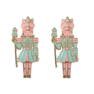 Detail von Nussknacker-Ohrringen mit rosa und mintfarbener Emaille und Perlen