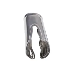 Makroaufnahme der polierten silbernen Metall-Manschette mit unregelmäßigem flüssigem Design