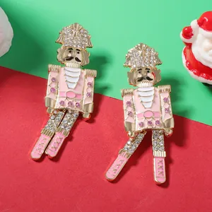 Weihnachtliche Nussknacker Ohrstecker mit Zirkonia und rosa Emaille in Goldoptik