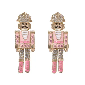 Goldene Nussknacker-Ohrringe mit rosa Emaille und funkelnden Zirkonia-Steinen
