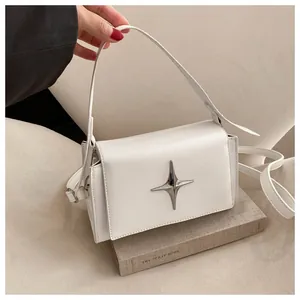 Dettaglio della borsa in ecopelle bianca con stella argentata e tracolla regolabile