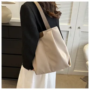 Bolso tote grande minimalista con correa de hombro en contraste usado por una modelo