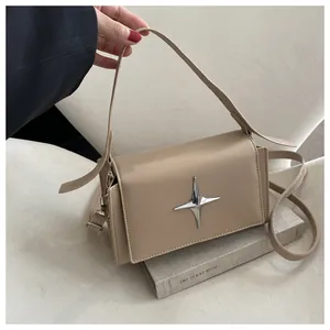 Dettaglio della borsa a tracolla kaki in pelle con fibbia a stella in metallo argento