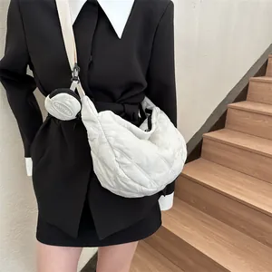 Bolso bandolera acolchado blanco en forma de media luna con monedero pequeño redondo