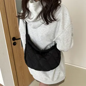 Bolso bandolera de media luna minimalista en nylon negro acolchado con rombos