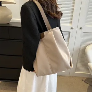 Bolso tote grande de lona beige con ribete en contraste para un estilo minimalista casual