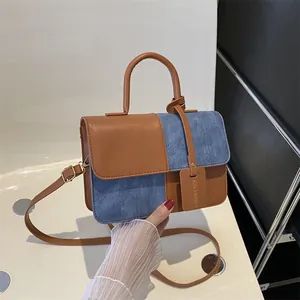 Borsa a tracolla patchwork chic in pelle marrone e denim blu dal design strutturato