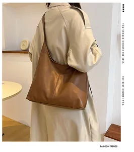 Sac fourre-tout marron en similicuir porté par un mannequin montrant sa grande capacité