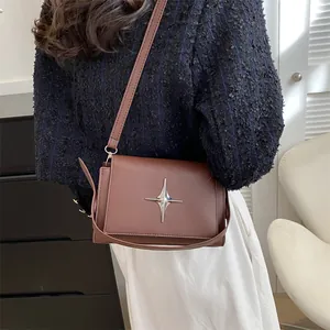 Borsa a tracolla da donna in pelle marrone scuro con decorazione a stella in argento