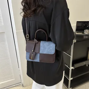 Piccola borsa quadrata chic in patchwork di pelle marrone e denim blu a spalla