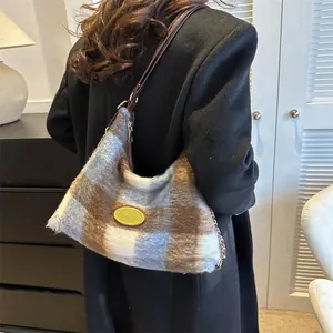 Borsa a spalla in peluche a scacchi blu e marroni per la moda invernale