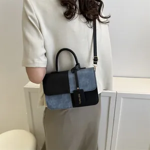 Borsa a tracolla chic in pelle nera e denim blu con etichetta moda di tendenza
