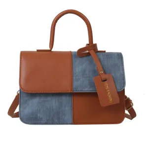 Piccola borsa quadrata alla moda da donna in pelle marrone e denim blu con patchwork