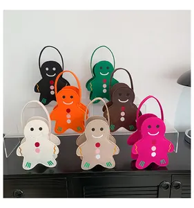 Détail de sacs cadeaux de Noël en feutre bonhomme de pain d'épice en plusieurs couleurs