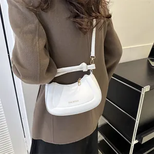 Sac à bandoulière demi-lune blanc en simili cuir avec sangle réglable et lettrage doré