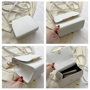 Details der weißen quadratischen Tasche aus Kunstleder mit goldener Metallschnalle