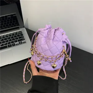 Mini Sac Seau Matelassé pour Femme en Cuir PU Losange Sac à Bandoulière avec Chaîne Dorée et Charme de Coeur