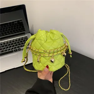 Sac seau matelassé vert vif avec chaîne dorée à cœurs pour femmes élégantes