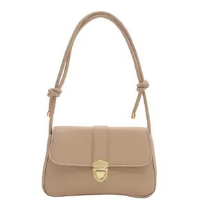 Minimalistische beige Schultertasche mit goldener Schließe und Knotendetails