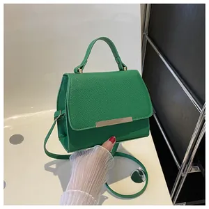 Grüne Handtasche aus Leder mit Kieselmaserung, Goldteilen und bequemem Griff