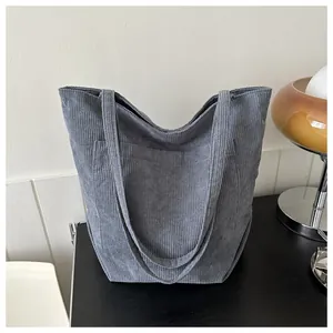 Detailaufnahme der grauen Cord-Einkaufstasche mit Rippstruktur und Fronttasche