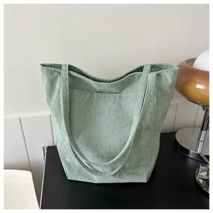 Detail der hellgrünen Cord-Einkaufstasche mit weicher Rippstruktur und Fronttasche