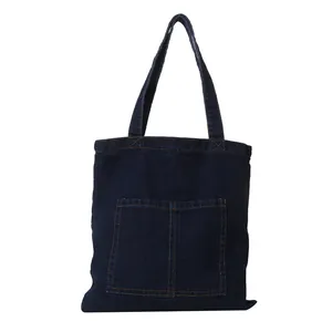 Grand sac cabas en denim bleu foncé avec deux poches avant et un design décontracté chic