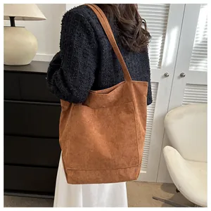 Detail einer braunen Cord-Tragetasche mit Vordertasche und weicher Rippenstruktur