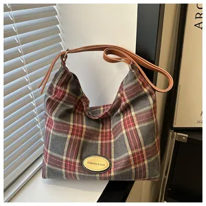 Détail de la texture toile à carreaux et bandoulière en cuir du sac cabas lune