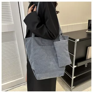 Detail der blauen Cord-Tasche mit Knotengurt und passendem kleinen Zubehörbeutel