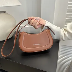 Sac Hobo Demi-Lune en Cuir PU pour Femmes Avec Bandoulière Réglable à Oeillets Imprimé Lettres Épaule Bandoulière