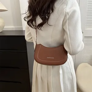 Sac bandoulière en cuir marron de forme demi-lune avec bandoulière réglable