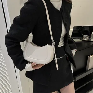 Sac bandoulière demi-lune en cuir blanc minimaliste avec matelassage et détails argentés