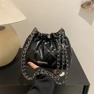 Sac Seau Matelassé en Cuir PU pour Femmes Avec Bandoulière Chaîne Cordon de Serrage Sac Nuage Sac à Bandoulière Mode pour le Quotidien