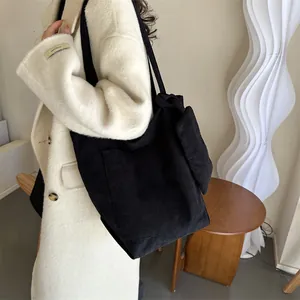 Minimalistische schwarze Cord-Einkaufstasche mit großem Fassungsvermögen und Seitentasche