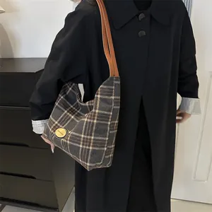 Sac fourre-tout à carreaux vintage avec bandoulière en cuir brun et plaque dorée