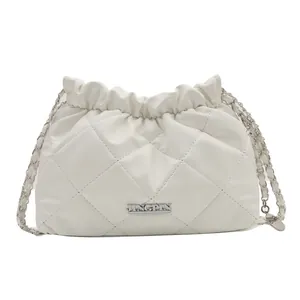 Sac seau matelassé blanc élégant avec bandoulière chaîne et fermeture à cordon
