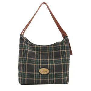 Sac cabas à carreaux verts avec bandoulière marron réglable et patch tendance