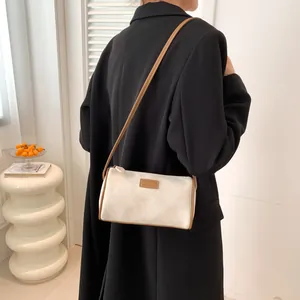 Sac cylindre tendance bicolore crème et marron au style rétro pour femme chic