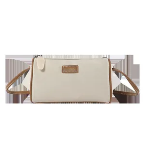 Sac bandoulière cylindrique en toile crème avec finitions et bandoulière en cuir marron