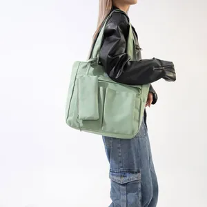 Bolso tote grande verde sage de nailon impermeable con bolsillos laterales y mini bolso