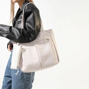 Bolso tote beige minimalista de gran capacidad con bolsillos delanteros y estuche pequeño