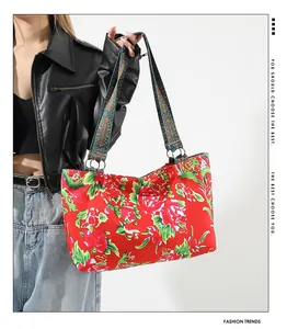 Detail einer großen Nylon-Tote mit Ethno-Muster-Riemen und Reißverschluss oben