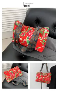 Dettaglio borsa tote rossa con tracolla jacquard vintage e motivo a peonia